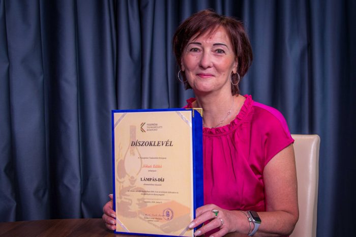 "Az életem a tanítás" - Portré a Lámpás-díjjal kitüntetett Jókuti Ildikóról, a Várkerti iskola pedagógusáról